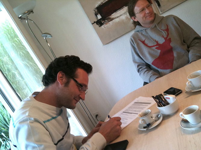 Stephan Klaus unterschreibt das Dokument für die Gründung der Apps with love GmbH