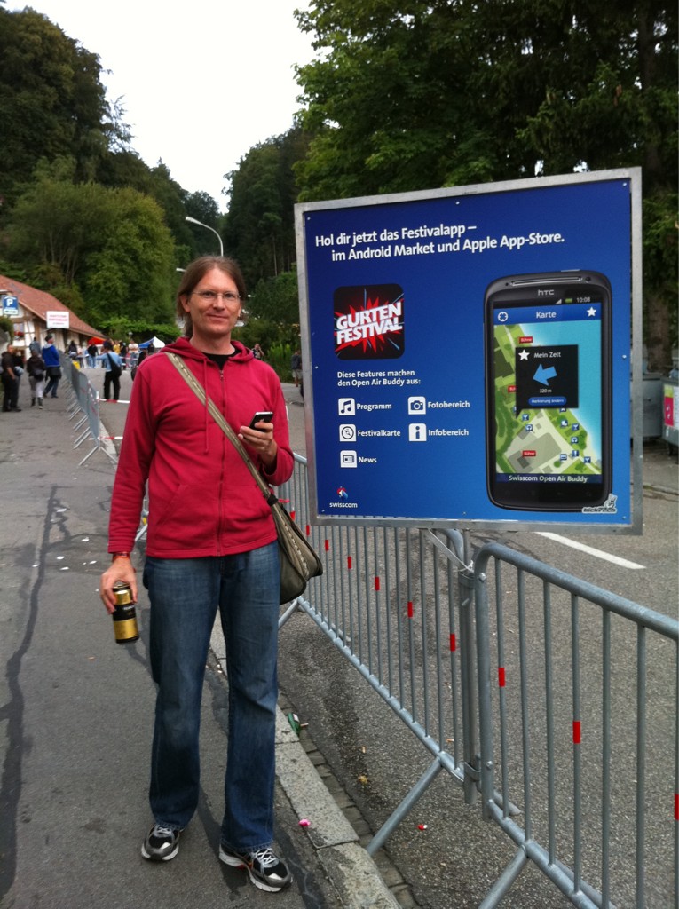 Oli neben dem Plakat für die Open Air Buddy App