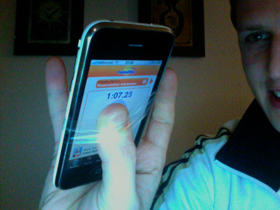 Till hat seinen Daumen mit Klebstreifen am iPhone angeklebt, für maximalen Daumendrück-Erfolg.