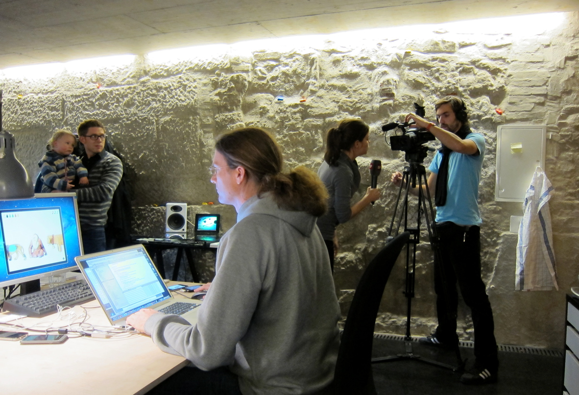 Das SRF filmt Oli bei der Arbeit an der AnimalBox