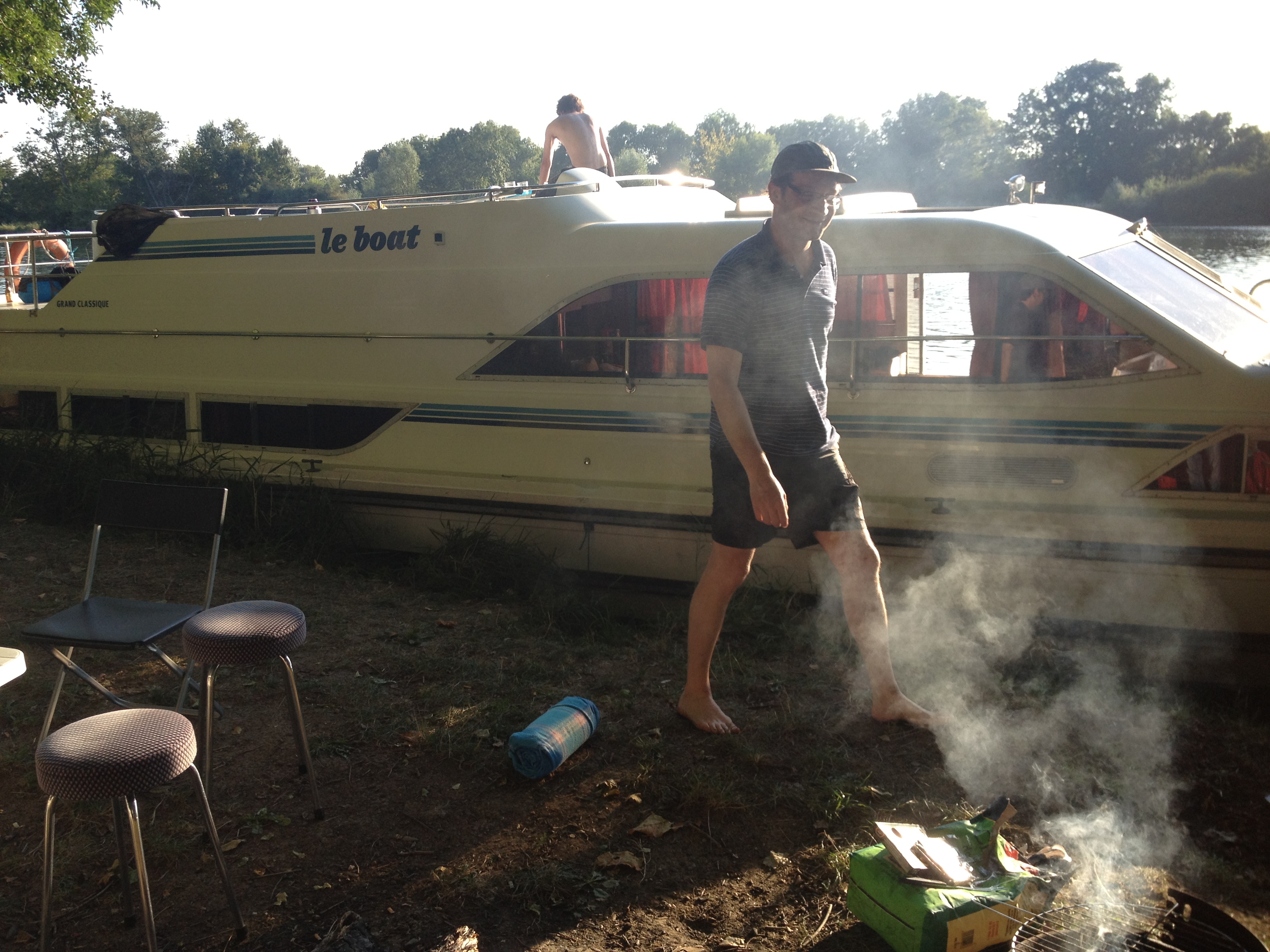 Stufi vor dem Hausboot «le boat»