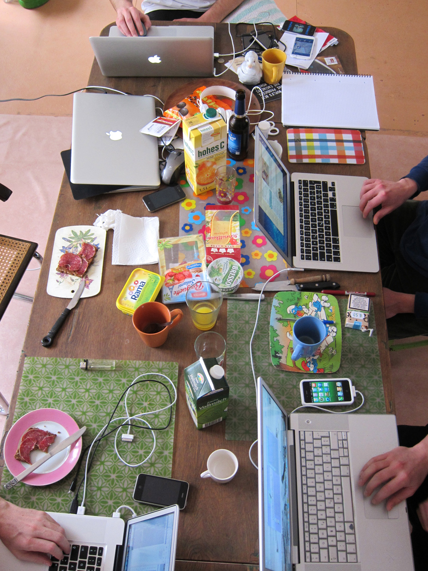 Arbeiten an der ComeOn! App am Frühstückstisch