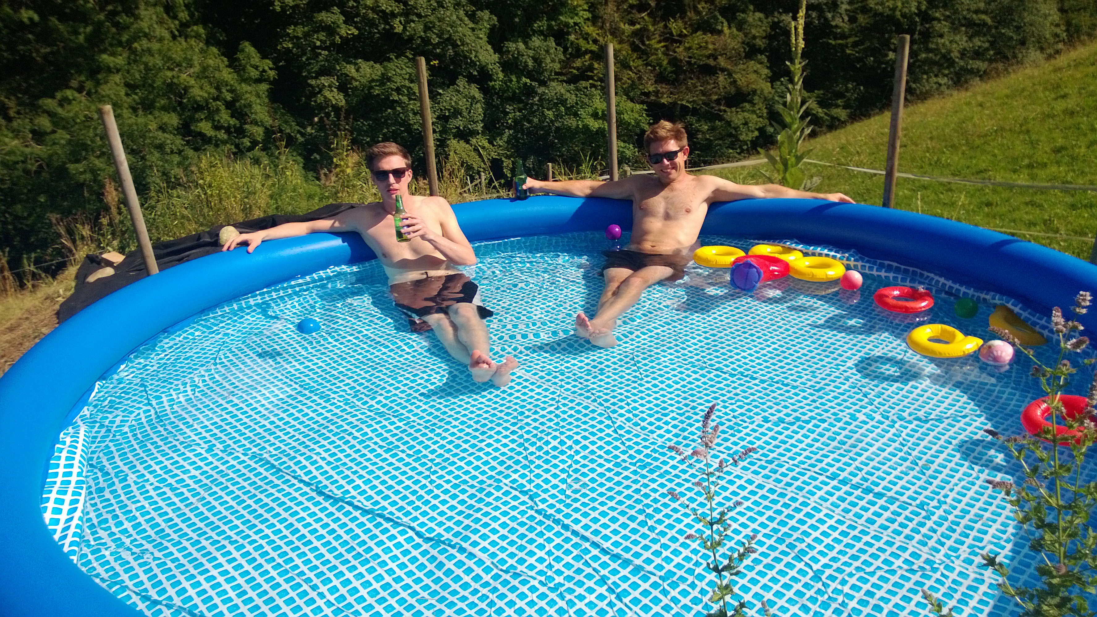 Till und Beni in einem aufblasbaren Pool