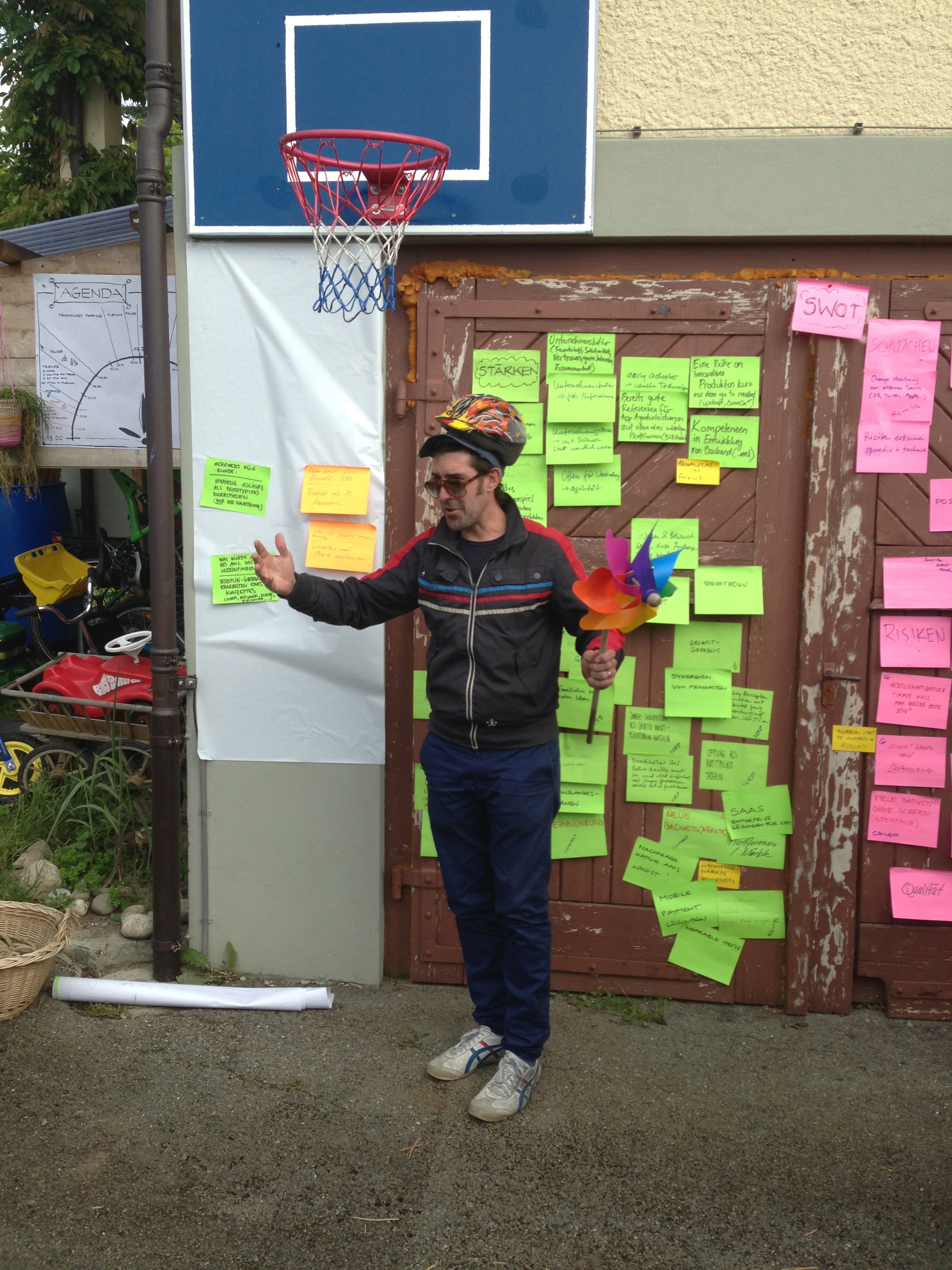 Res beim Workshop vor einer Wand voller Post-its