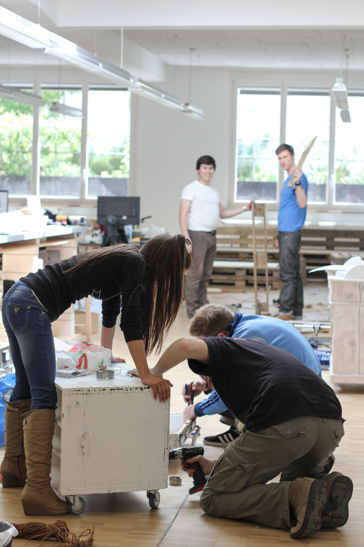 3 Leute bauen gemeinsam einen Korpus zusammen