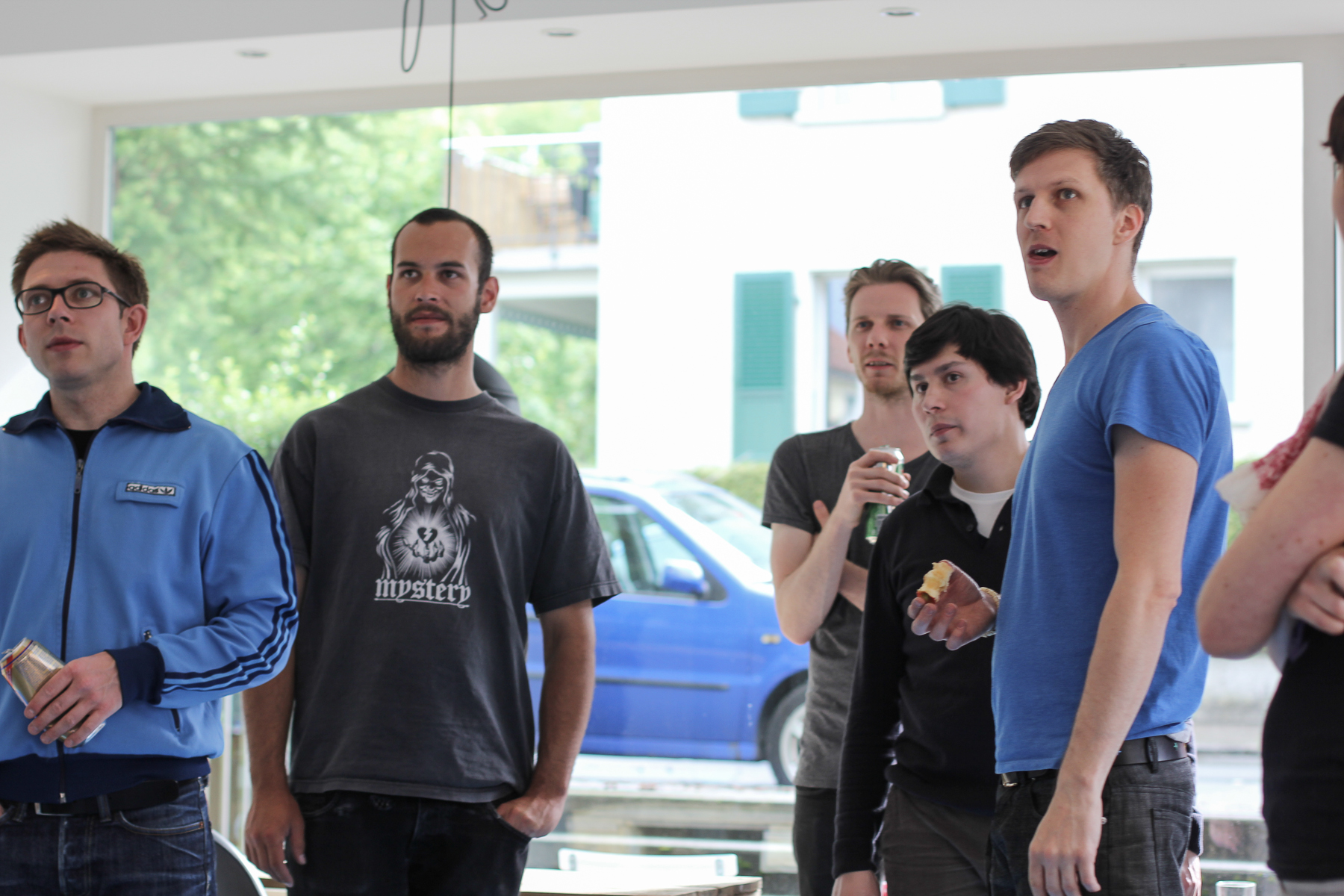 Leute im Eingangsbereich des neuen Büros