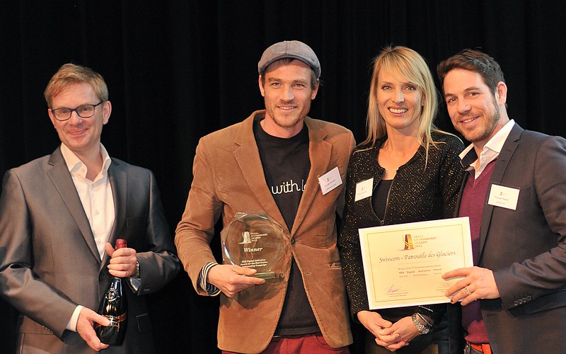 Michael Schranz posiert zusammen mit Swisscom-Mitarbeitern mit ihrem IBM Digital Activation Award.