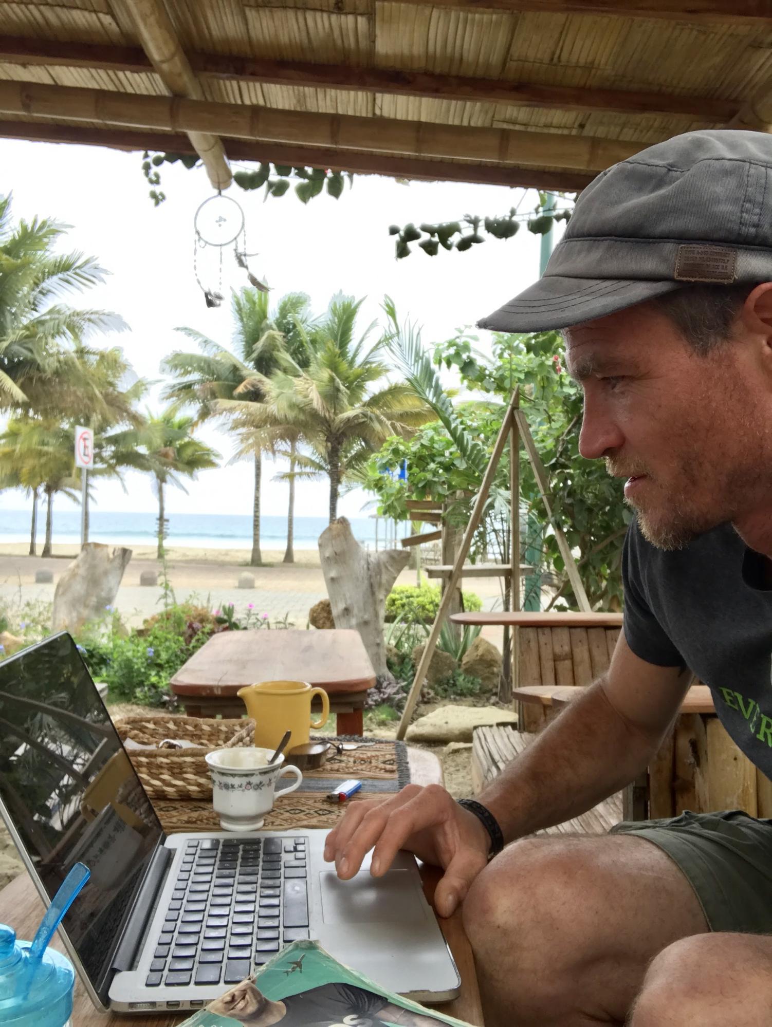 Michael Schranz unterrichtet aus der Ferne von Puerto Lopez, Ecuador aus.