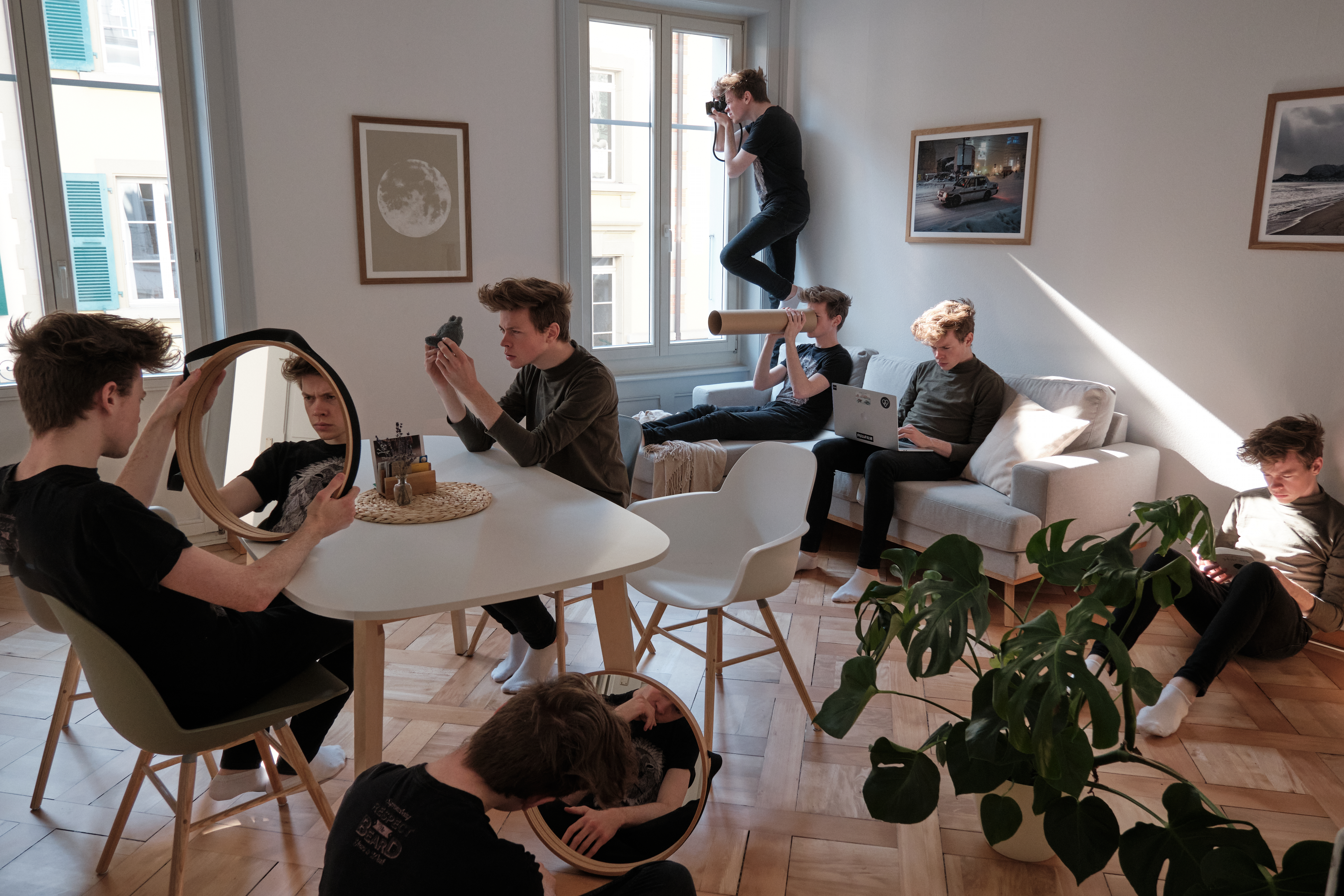 Yannick bei verschiedenen Aktivitäten im Homeoffice