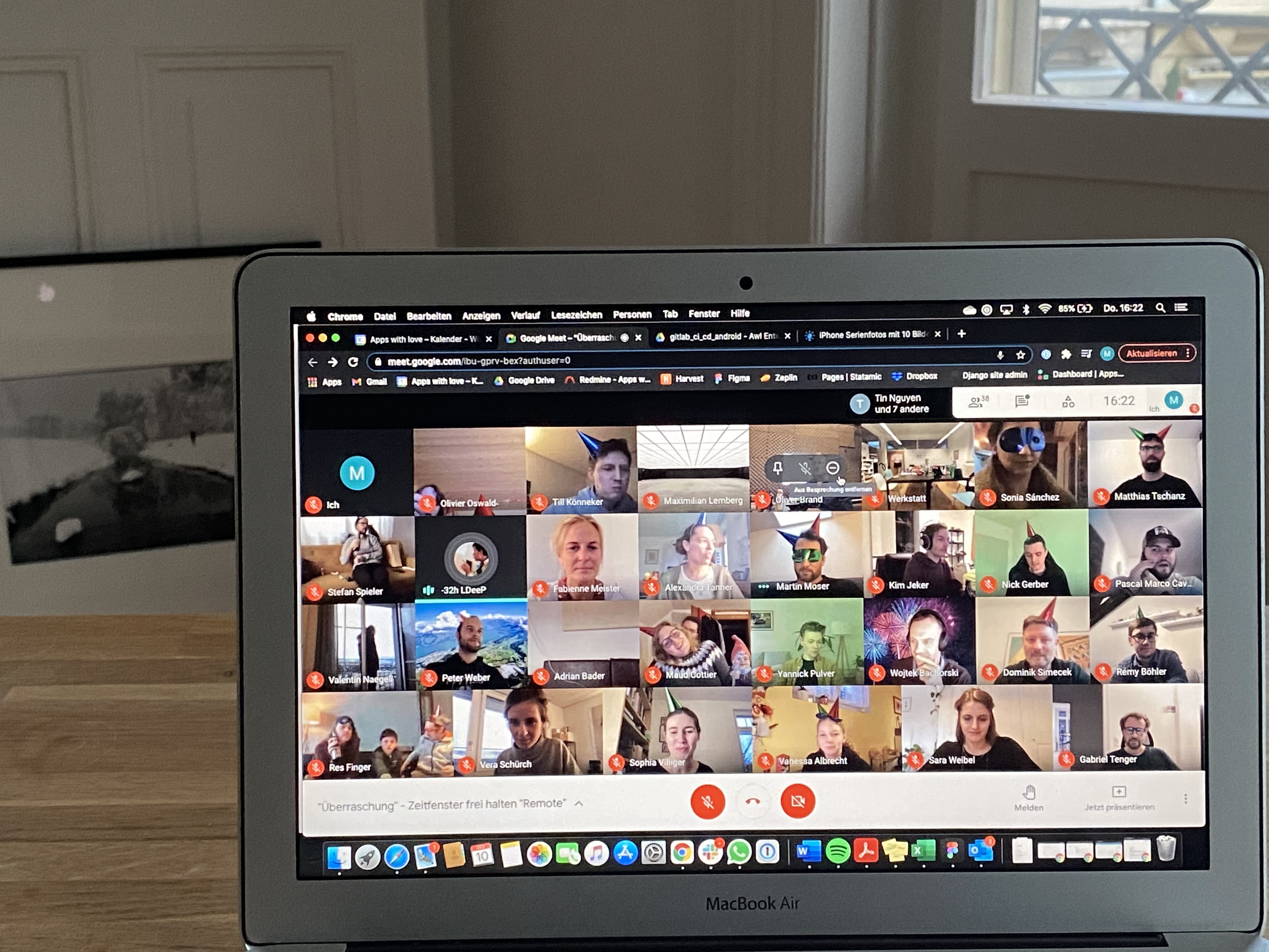 Videocall remote Weihnachtsfeier auf einem MacBook