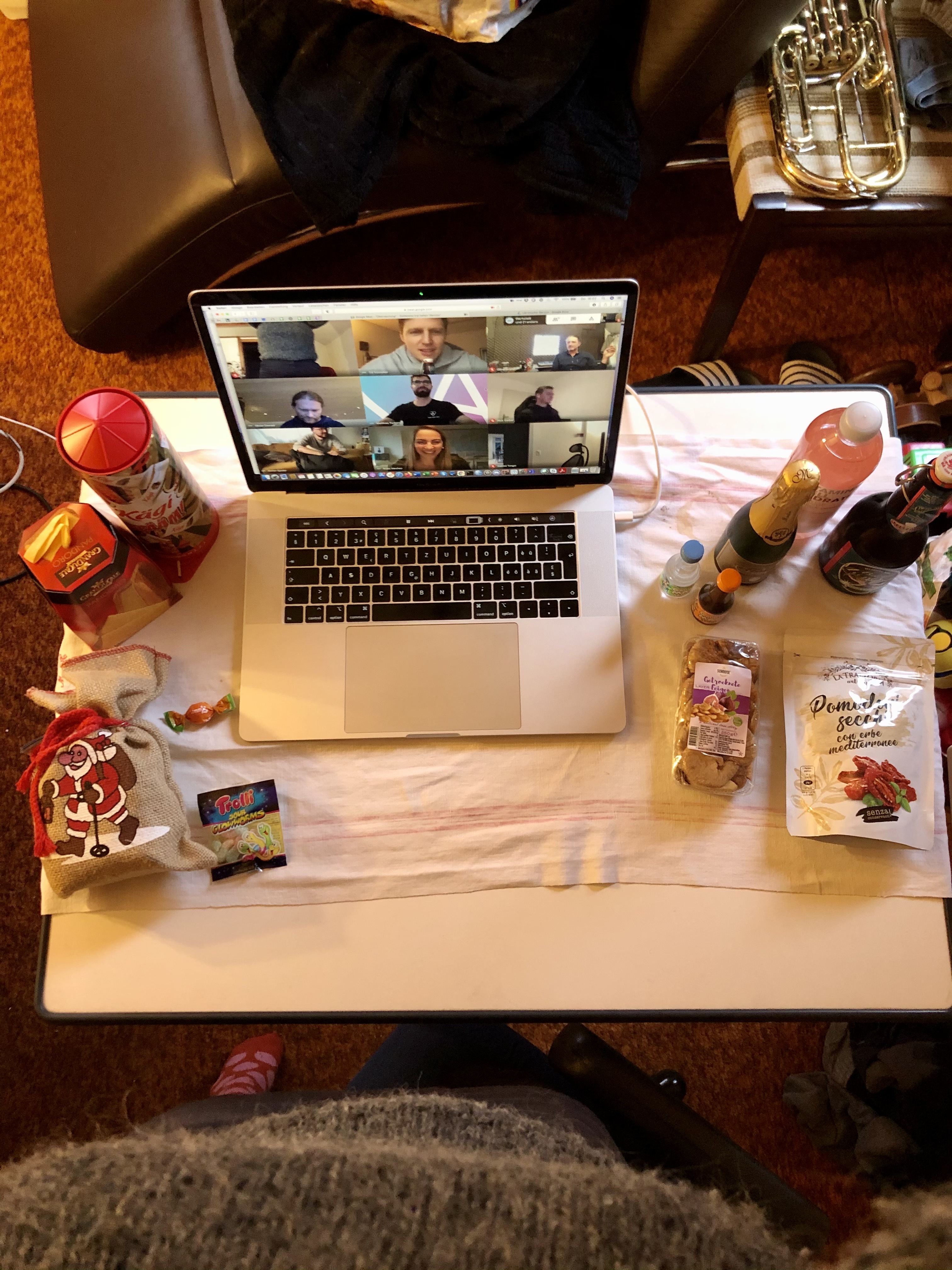 Set-up mit Snacks für die remote Weihnachtsfeier per Videocall