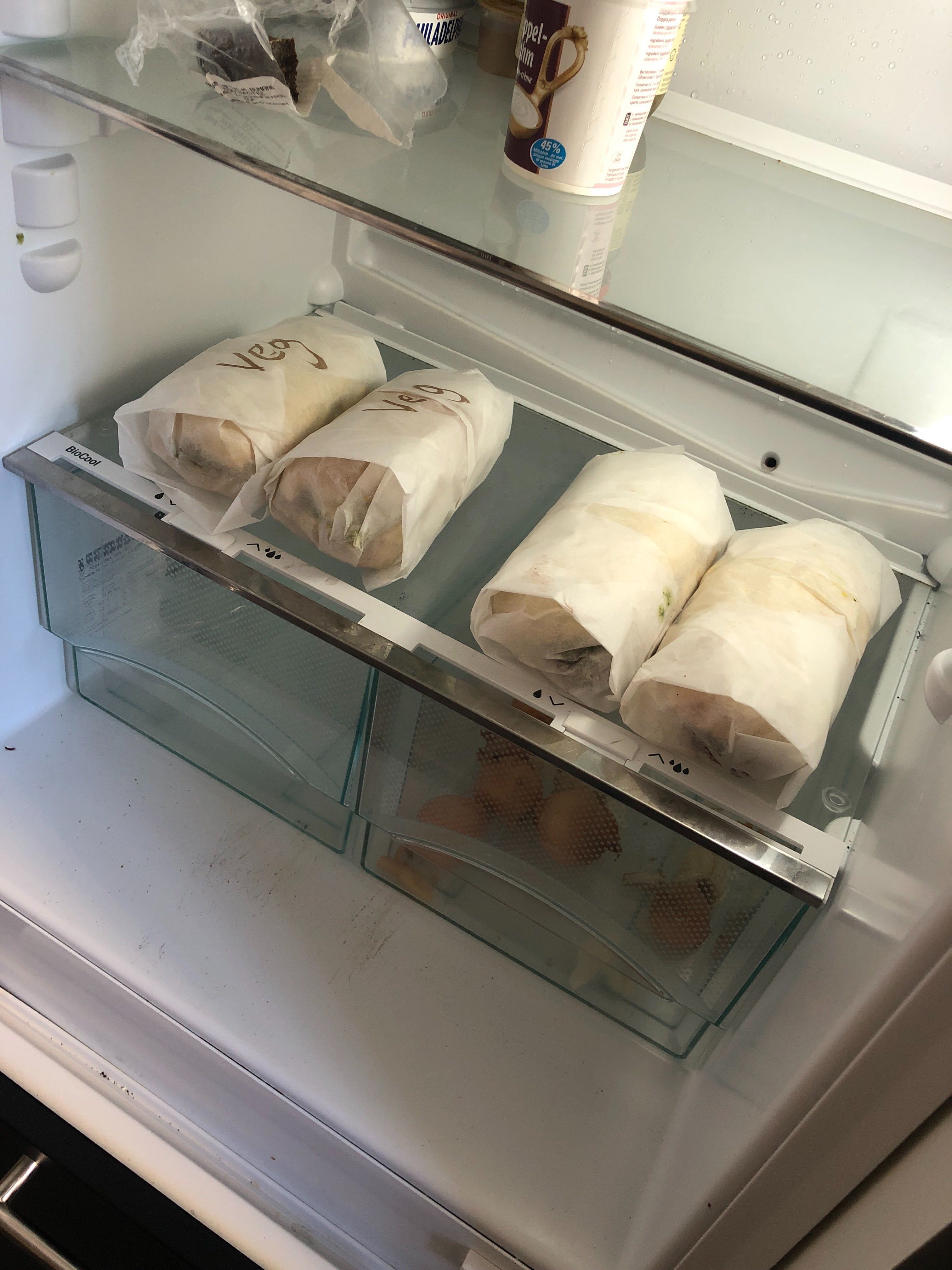 Eingepackte Sandwiches, abholbereit im Kühlschrank