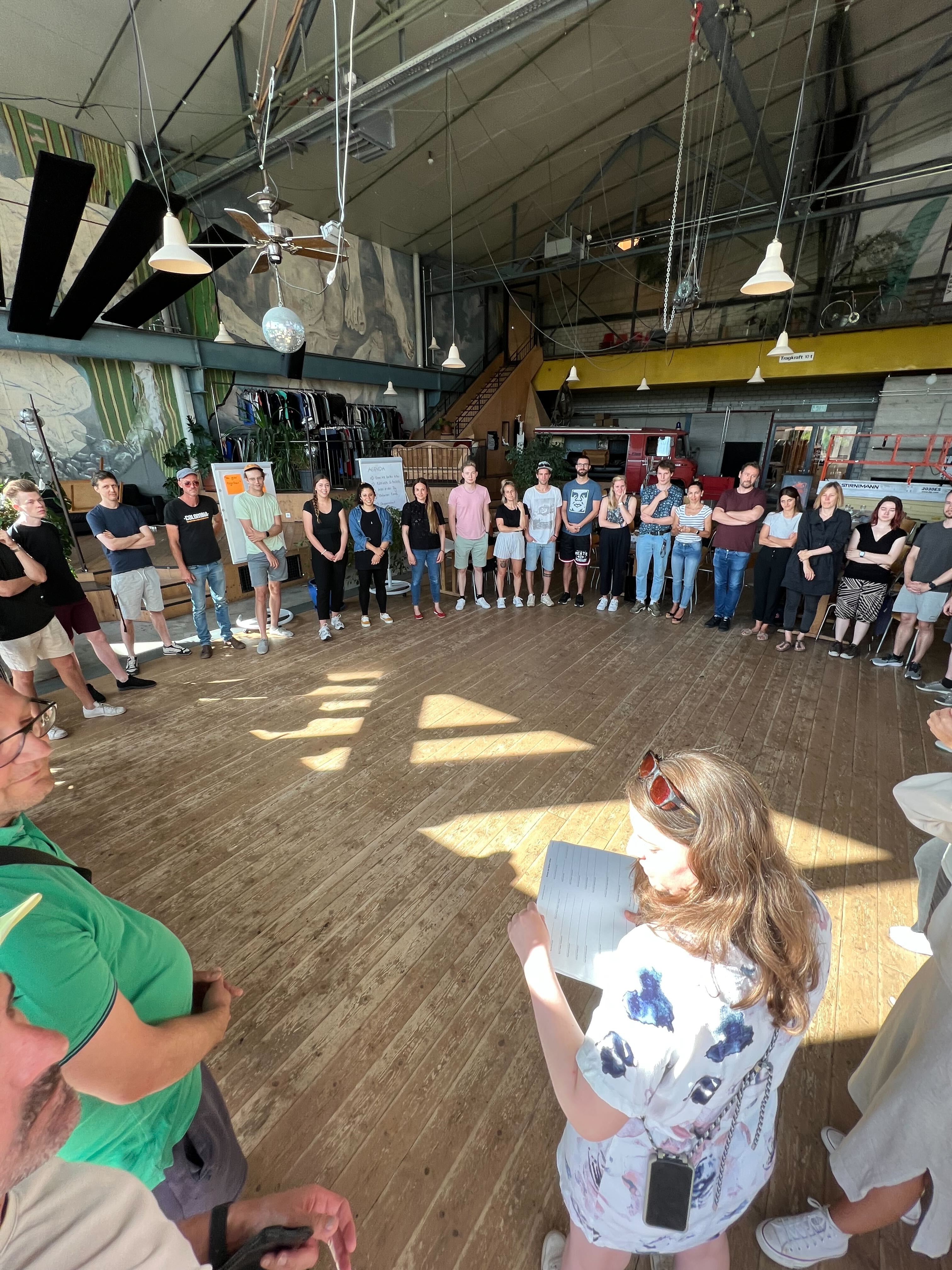 Apps with love Mitarbeitende stehen im bimano im Kreis