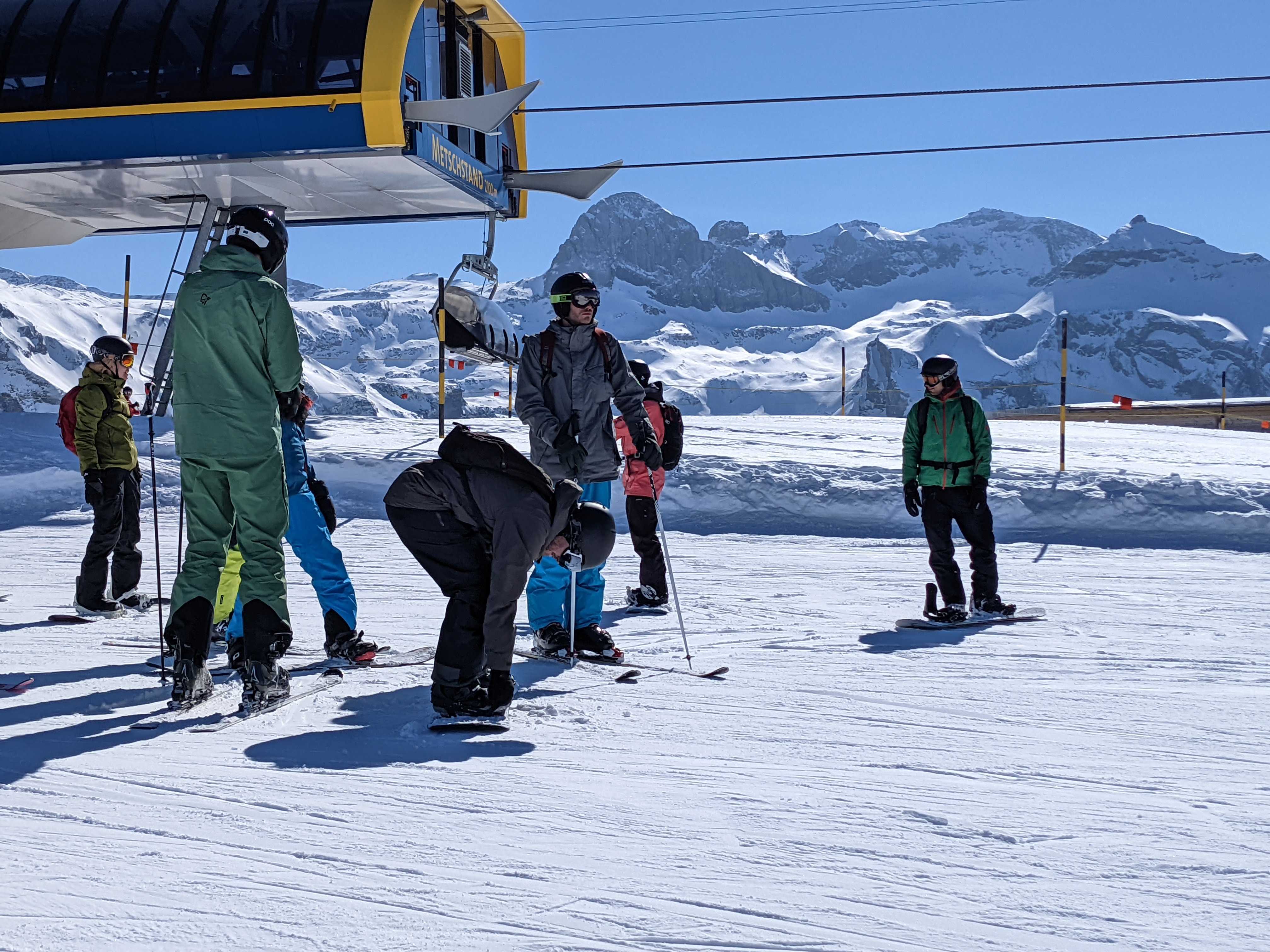 Apps with love Mitarbeitende beim Skifahren