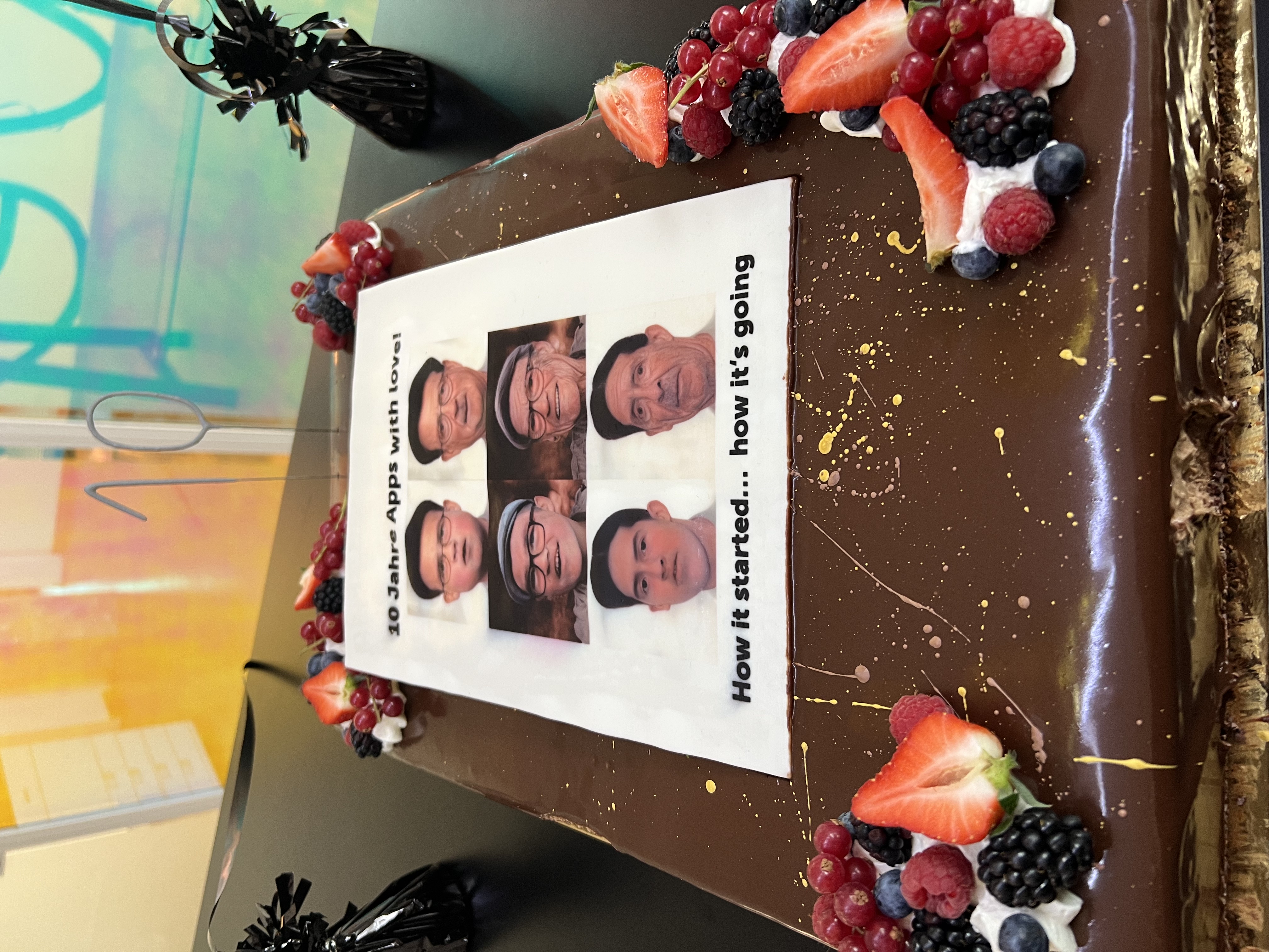 Torte mit Bild von Stefan, Res und Michael aus Zucker