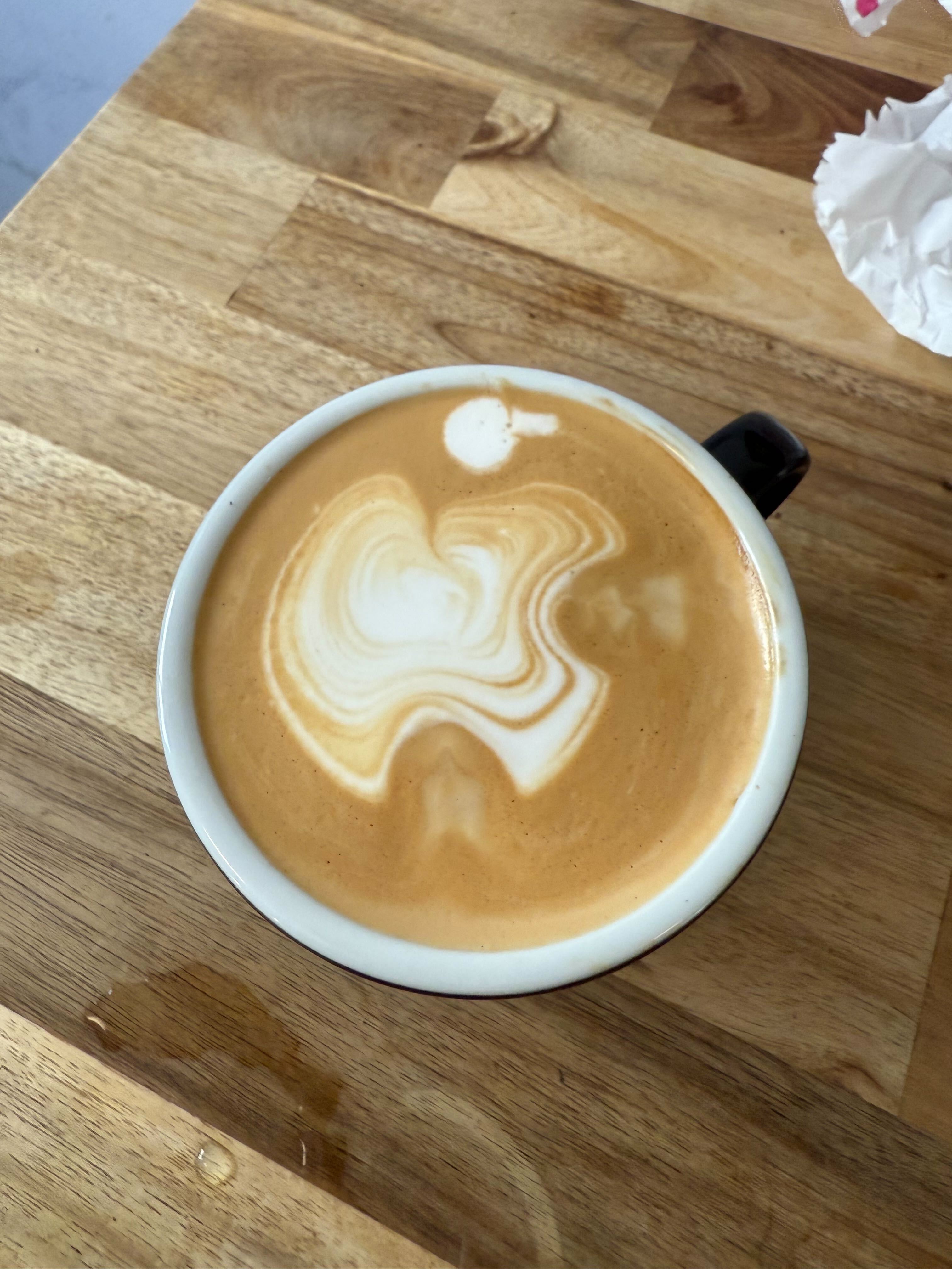 Latte Art in Form eines Apple Logos