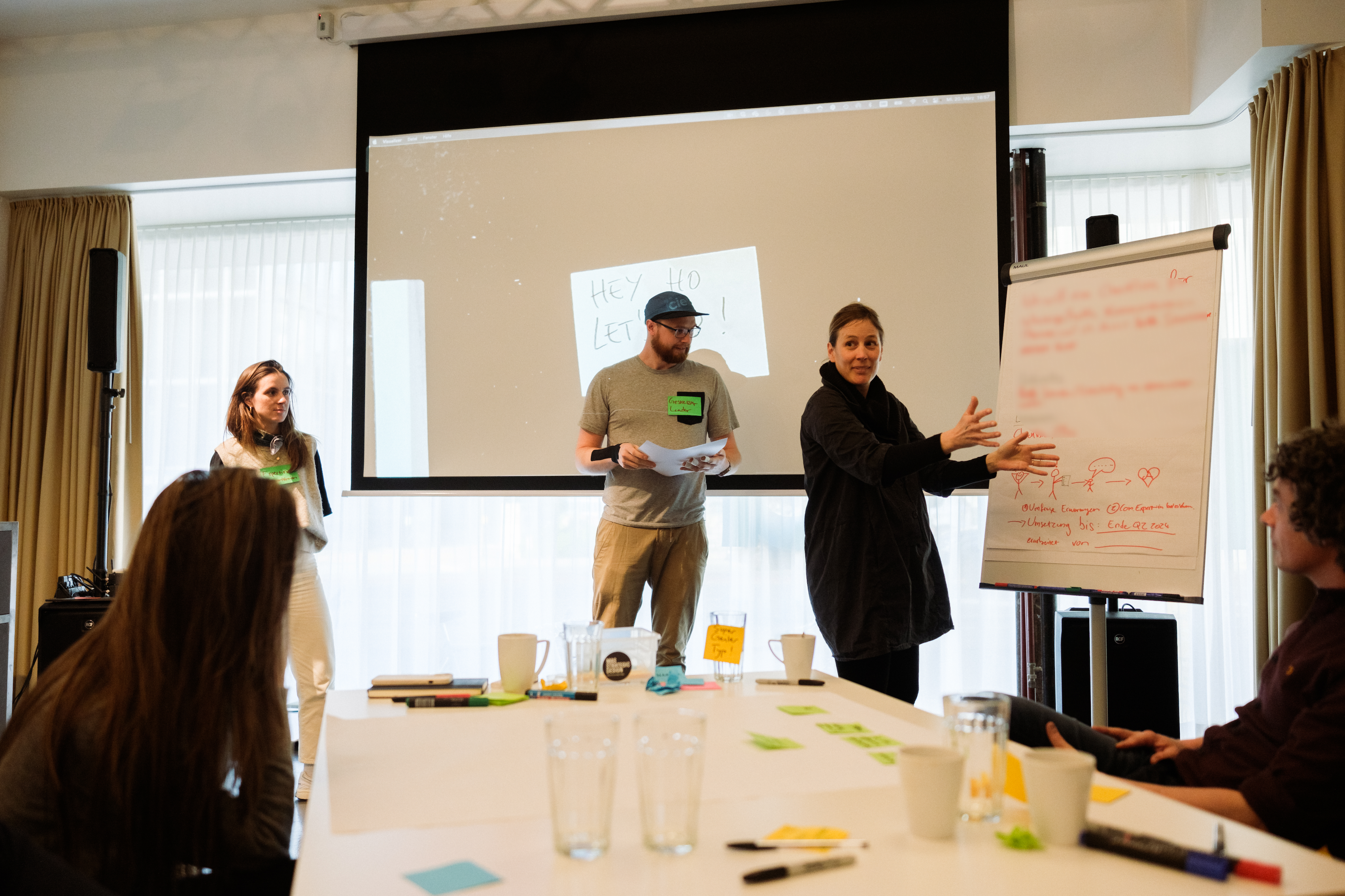 Andrea Zeller präsentiert etwas an einem Flipchart