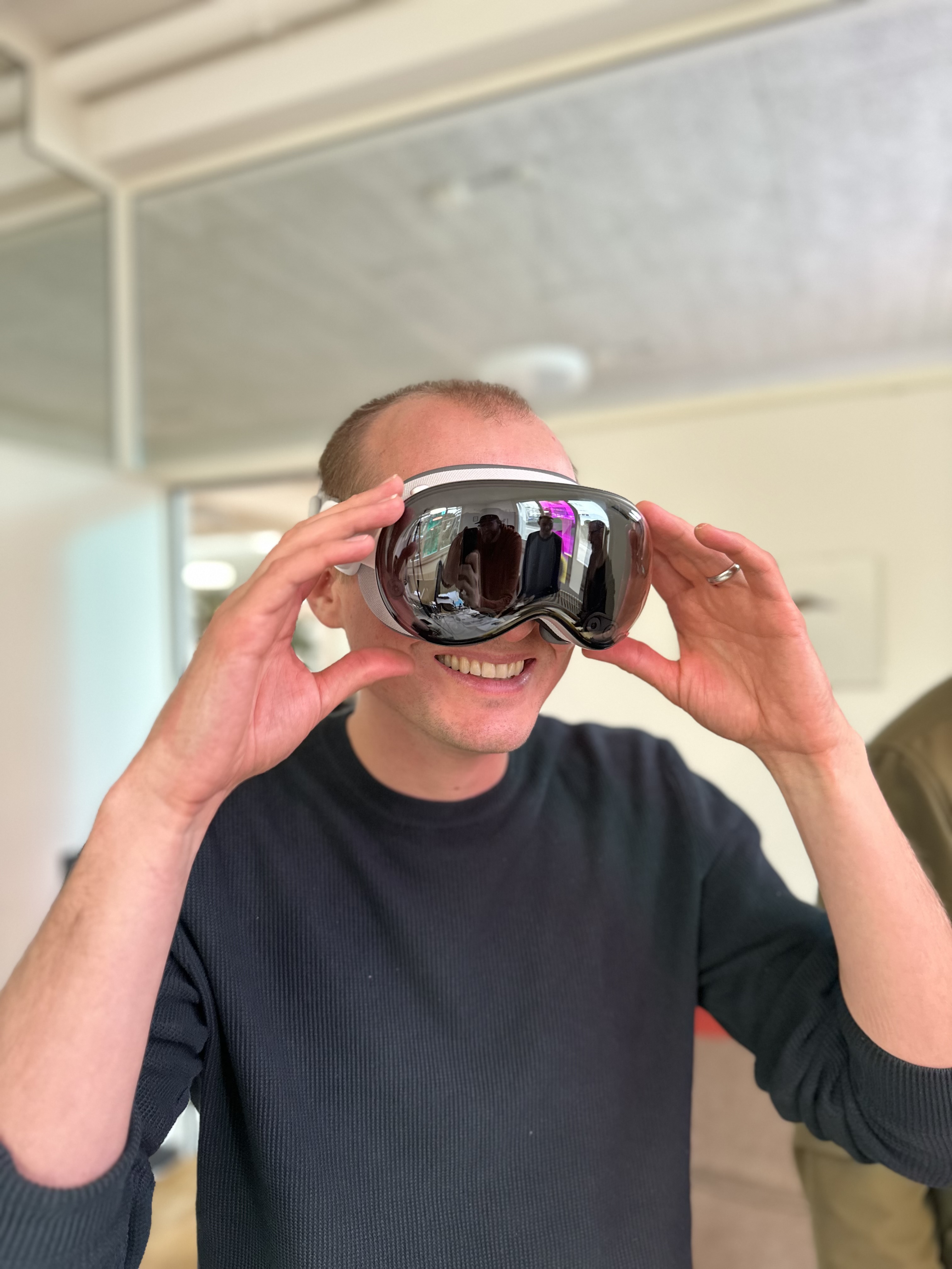 Raphael Neuenschwander mit der Apple Vision Pro