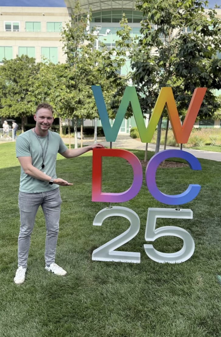 Alain mit der WWDC Skulptur