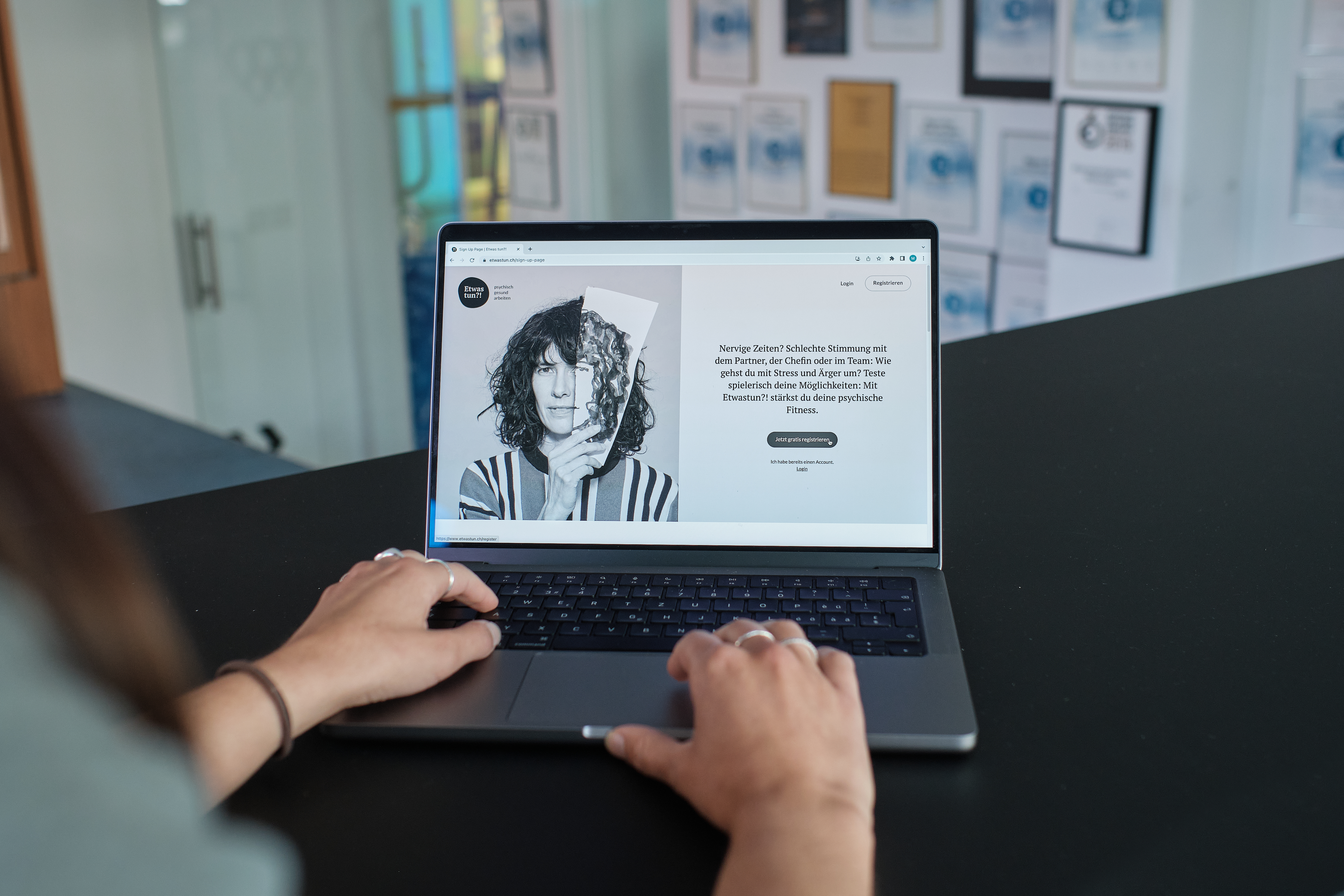 Etwas tun?! Web App auf Laptop