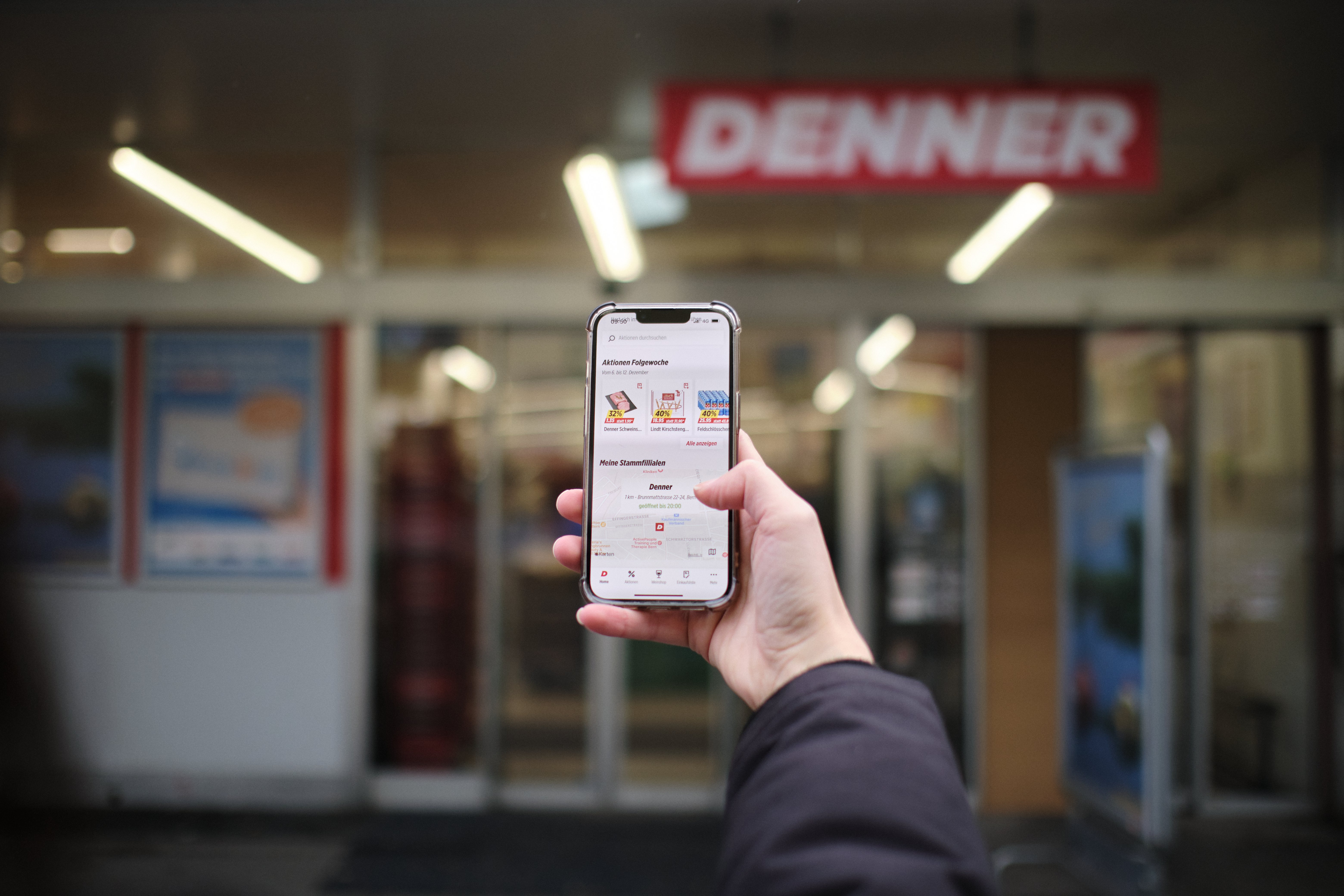Denner App vor Denner Filiale