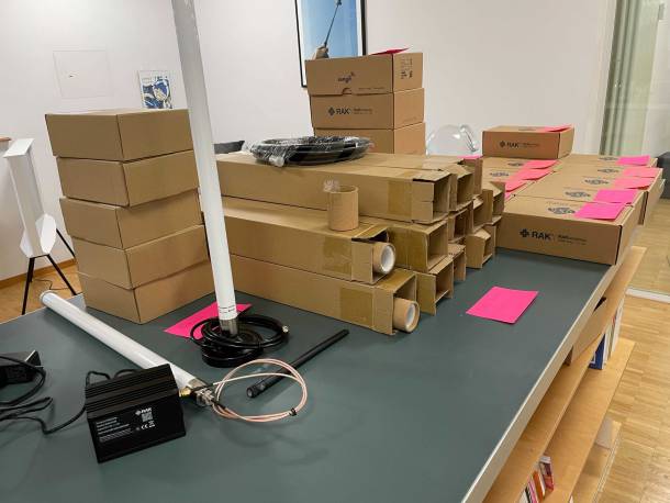 Boxes with hotspots and antennas