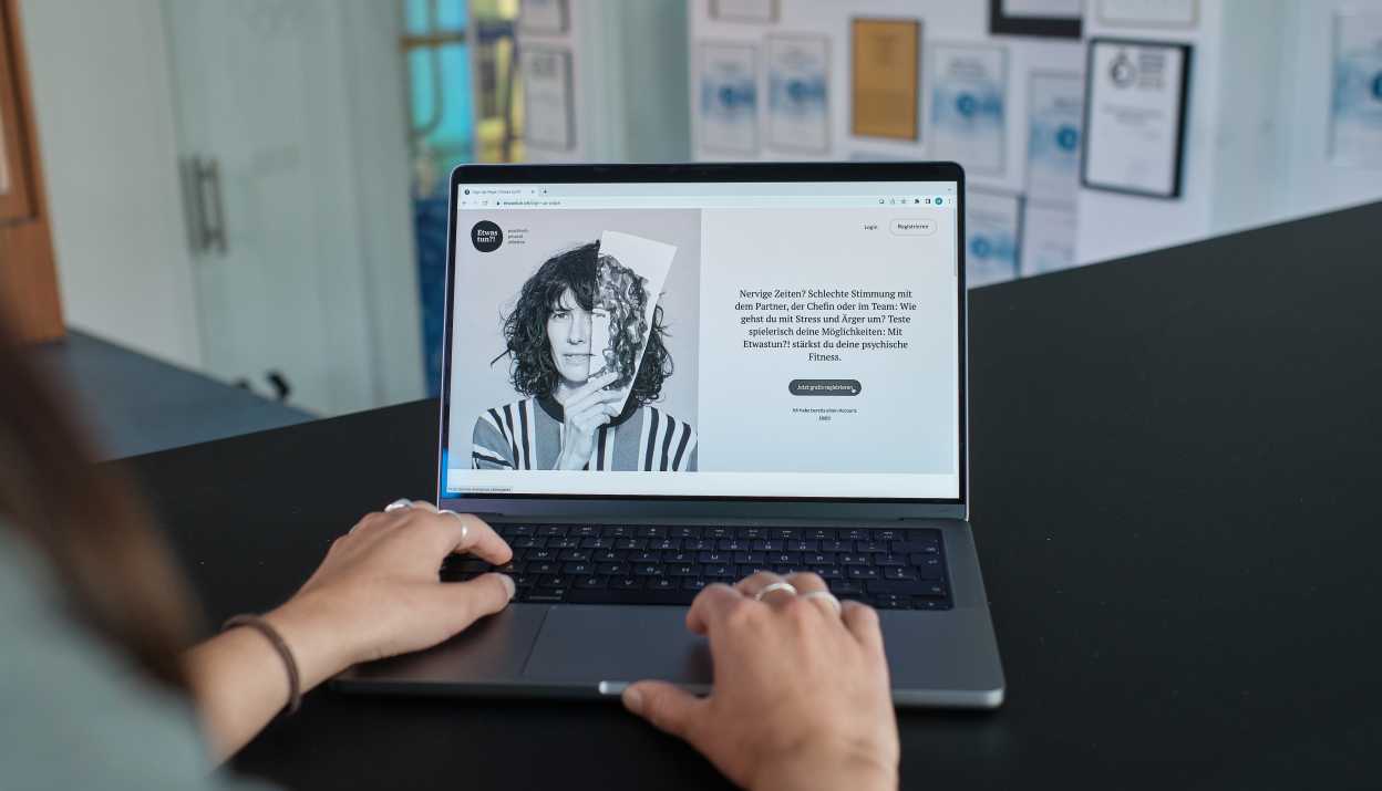 Etwas tun?! Web App on a Laptop