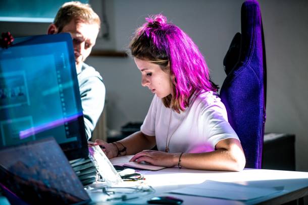 Vera en train de dessiner