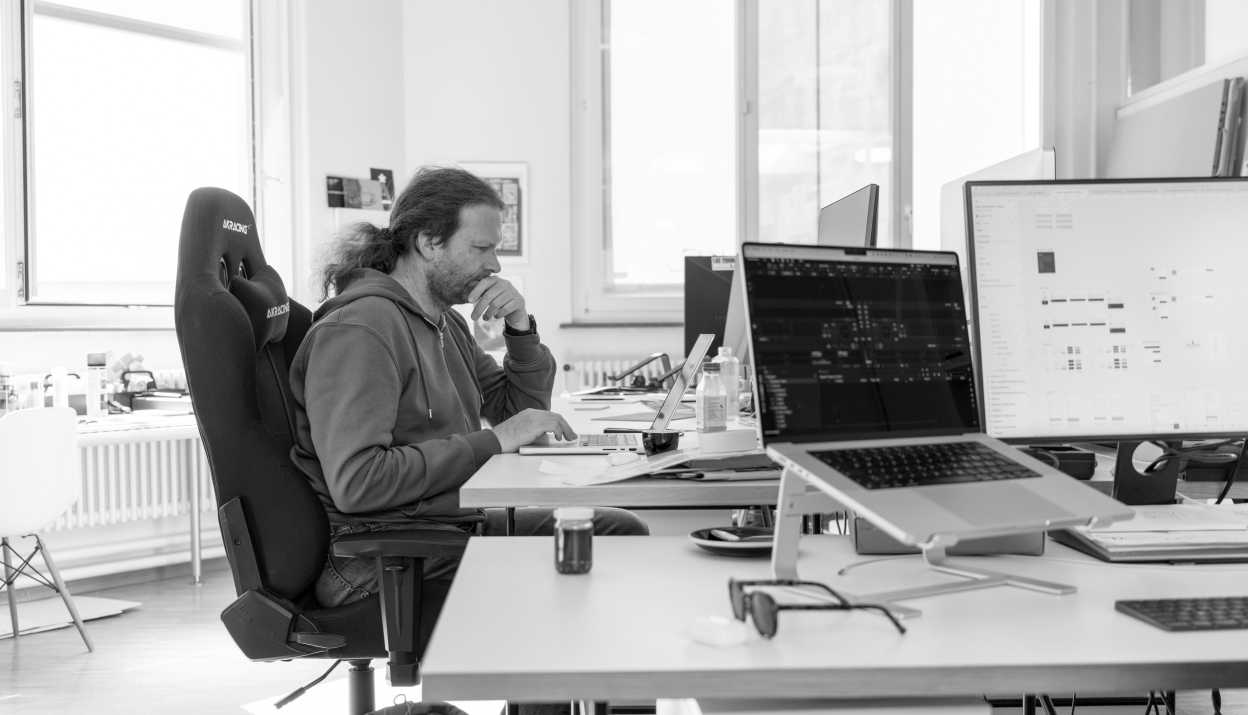 Oli Oswald am Arbeitsplatz