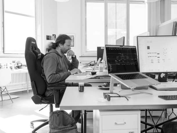 Oli Oswald am Arbeitsplatz