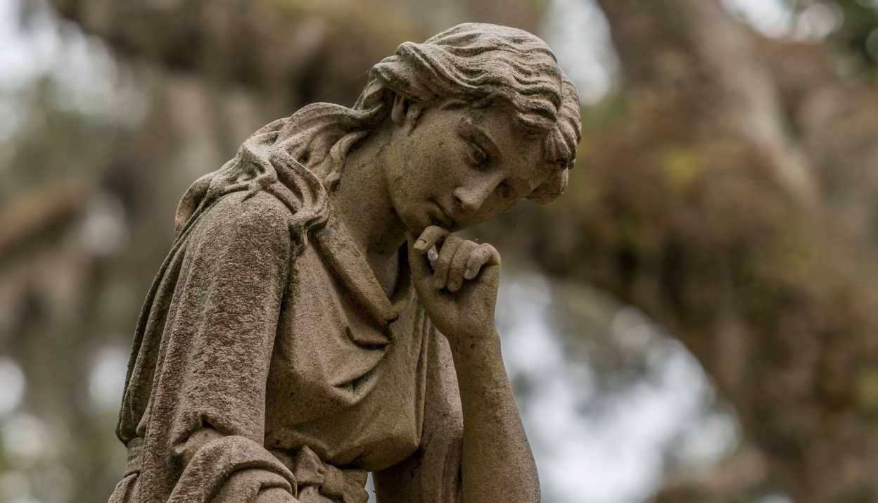 Statue de femme pensante