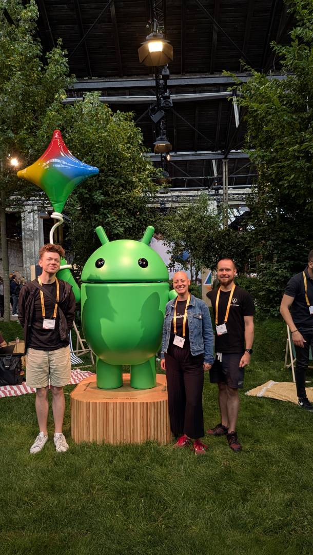 Yannick, Dinah und Ossi neben der Android Figur