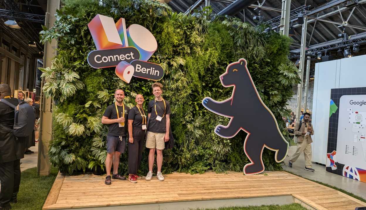 Ossi, Dinah und Yannick vor einer begrünten Wand an der Google I/O Connect