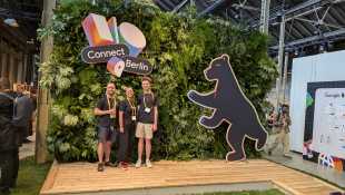 Ossi, Dinah und Yannick vor einer begrünten Wand an der Google I/O Connect