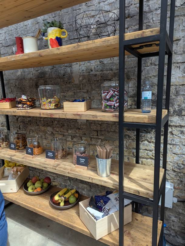 Gestell mit Süssigkeiten und Snacks