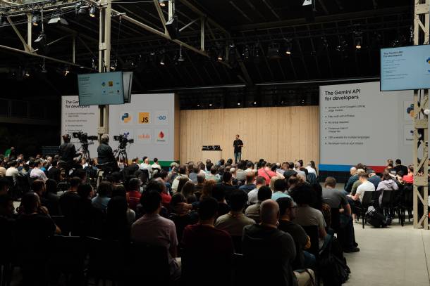 Menschen hören einem Talk über die Gemini API zu