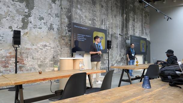 2 Google Devs leiten einen Workshop über adaptive Layouts