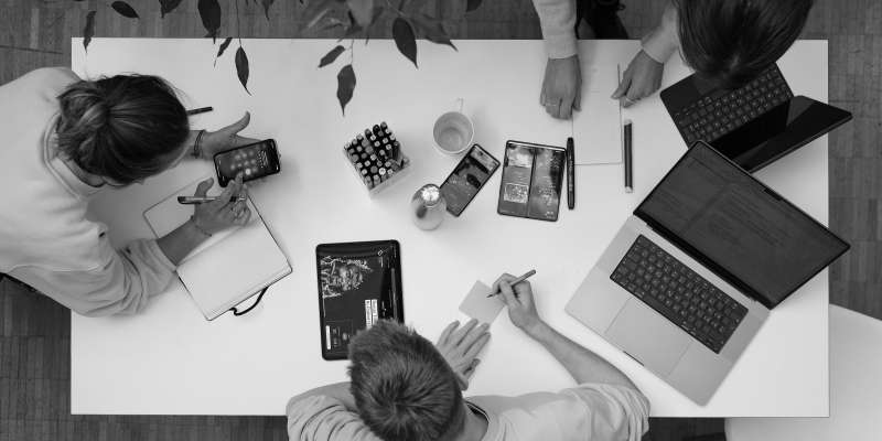 blokk Team bei der Arbeit am Schreibtisch aus Vogelperspektive