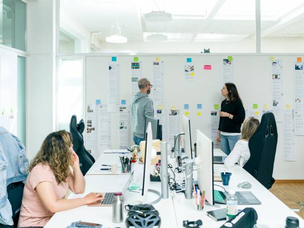 Marketing und Sales Team Ecke im Berner Apps with love Büro