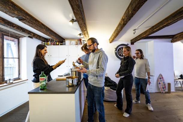 Mittagessen schöpfen im Basler Büro