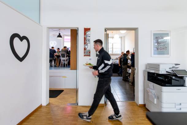 Nick auf dem Weg aus der Küche an den Esstisch