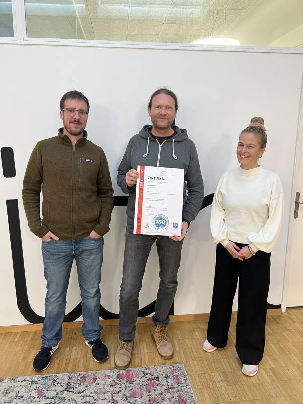 Martin Mattli, Fabienne Meister et Olivier Oswald avec le certificat ISO 27001