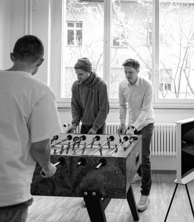 Roman und Till beim Tischfussball spielen